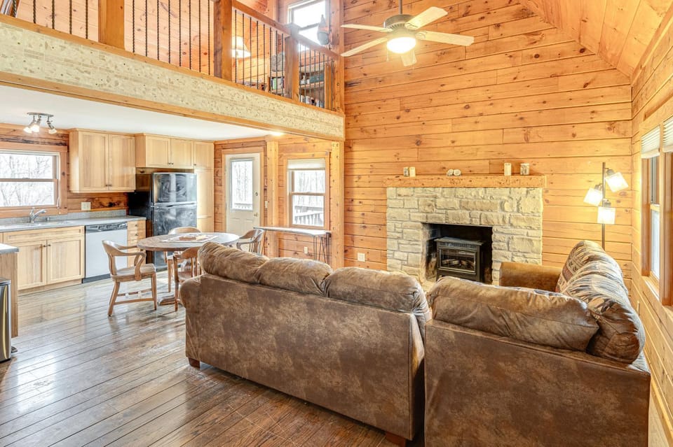 8 Mi to IU Cabin with Reading Nook, Fire Pit and Yard Cabin in Indiana