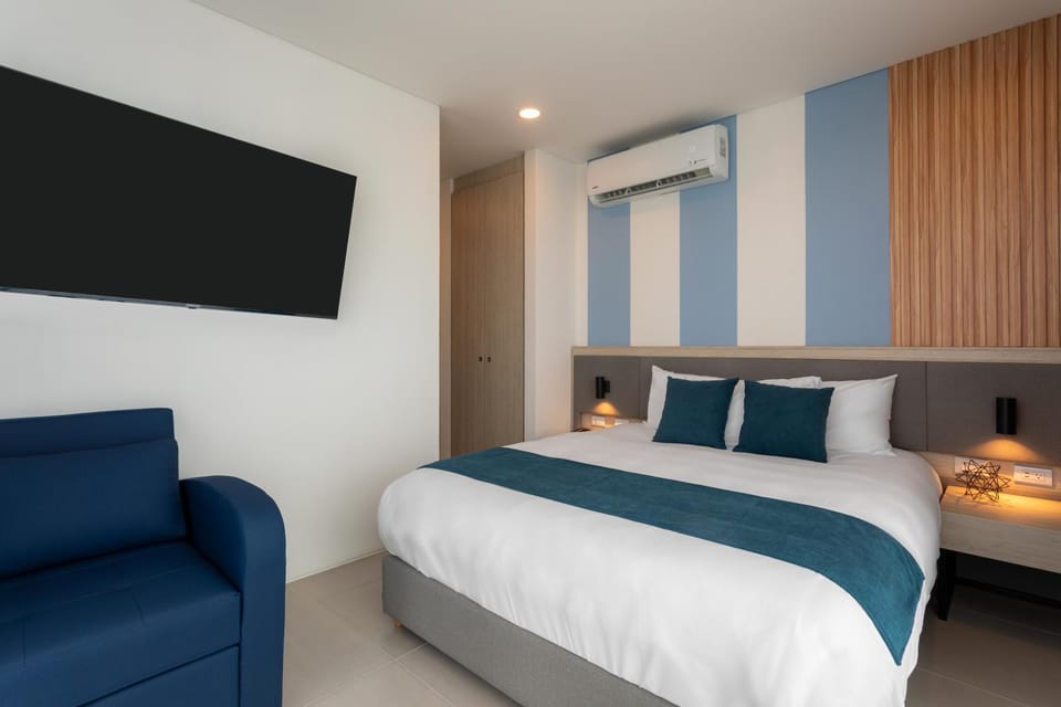 Bed, TV and multimedia, Photo of the whole room, Bedroom