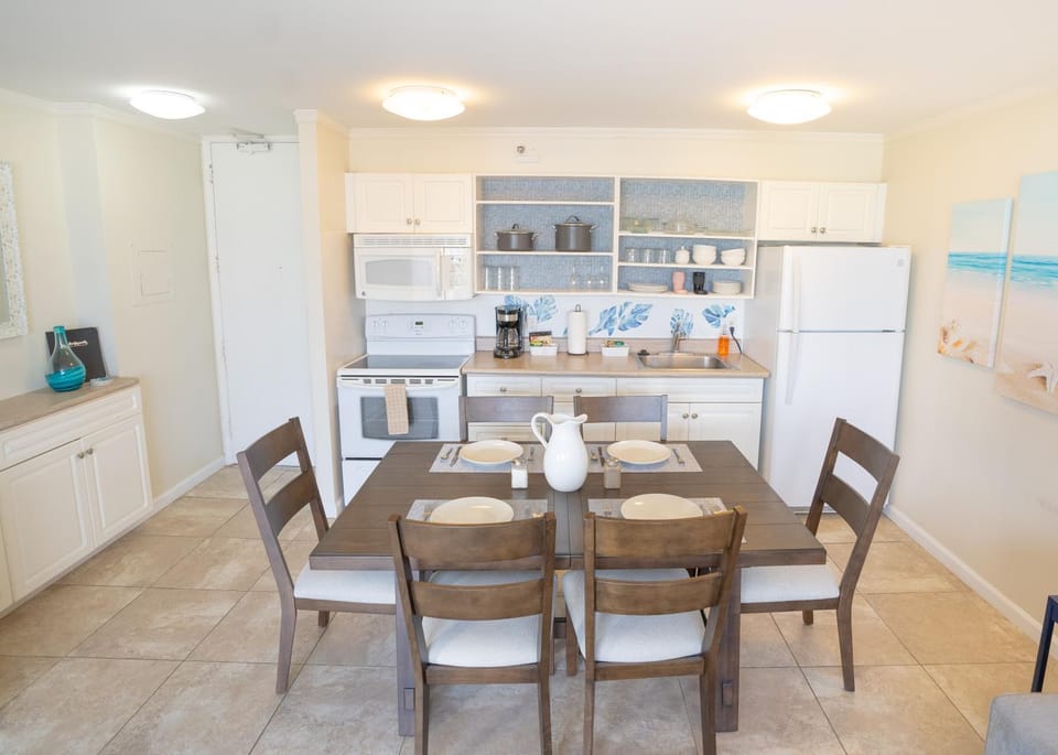 Coffee/tea facilities, Kitchen or kitchenette, Dining area, oven
