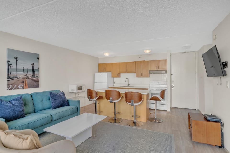 Waikiki Condo with Diamond Head Views, 1 Block from Beach plus Free Parking (10701) Apartment in Honolulu