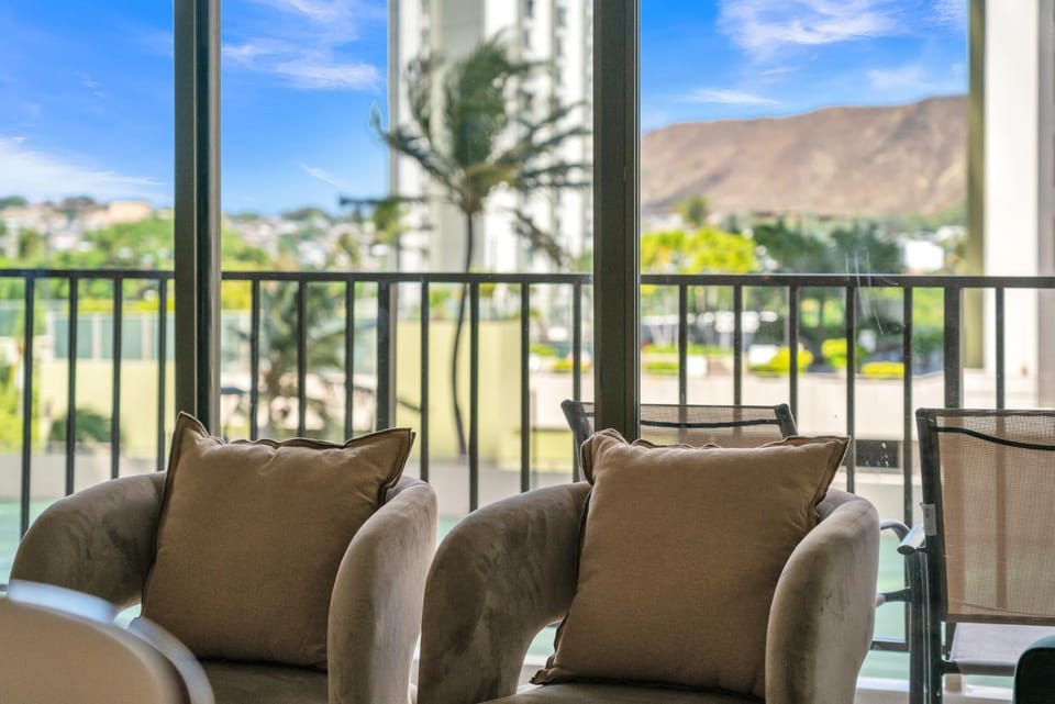 Waikiki Condo with Diamond Head Views, 1 Block from Beach plus Free Parking (10701) Apartment in Honolulu