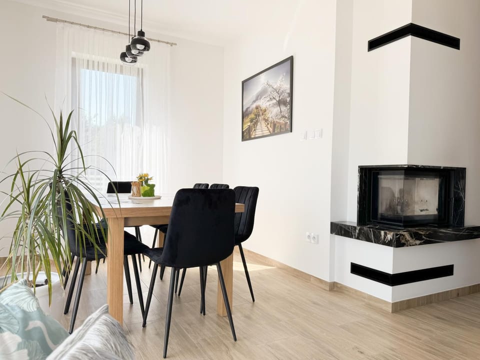 Dining area, fireplace