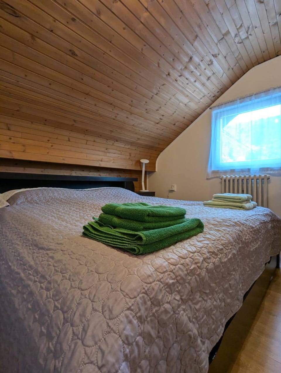 Bed, Bedroom, towels