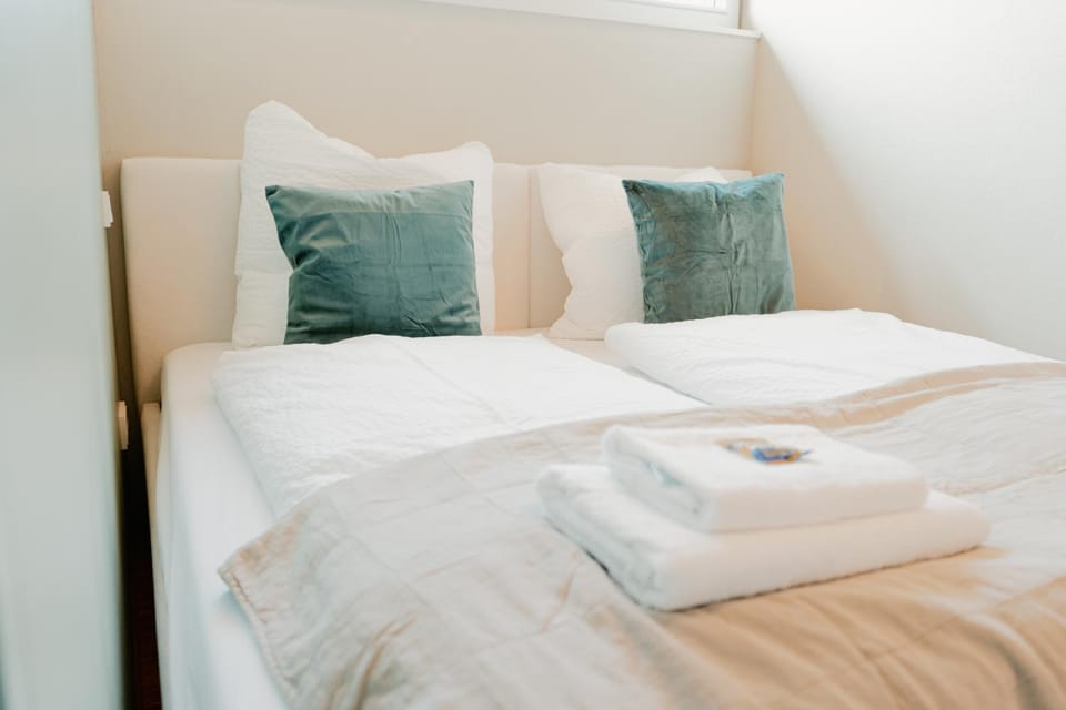 Bedroom, towels
