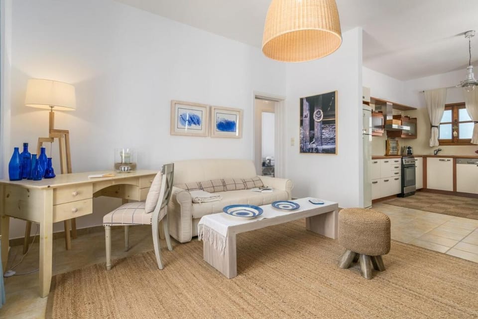 Arokaria Seafront Home Apartment in Pollonia