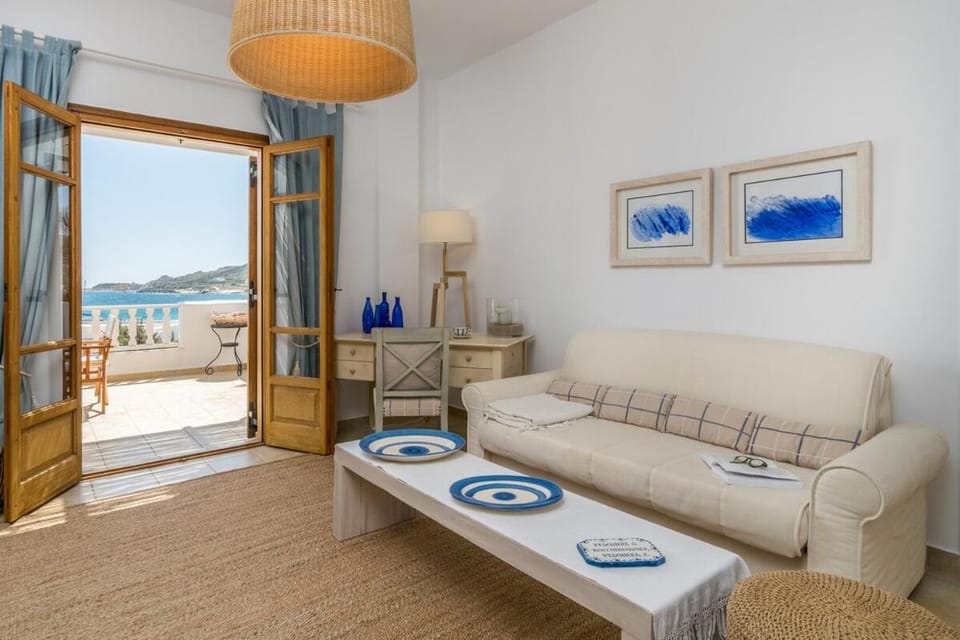 Arokaria Seafront Home Apartment in Pollonia