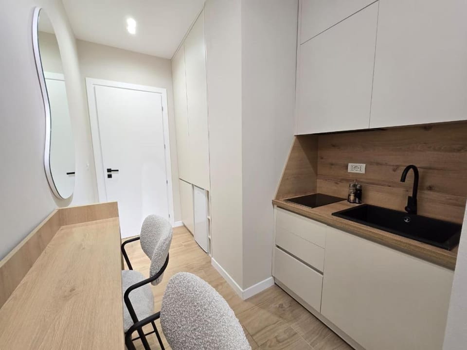 Kitchen or kitchenette, minibar, stove