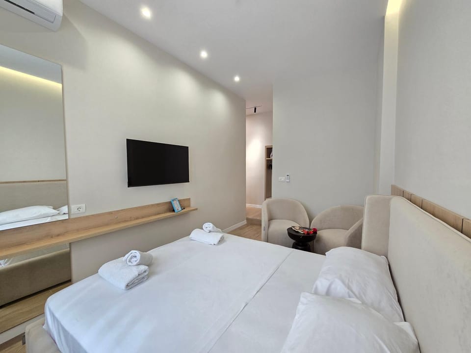 Bed, TV and multimedia, Photo of the whole room, Bedroom, towels, air conditioner