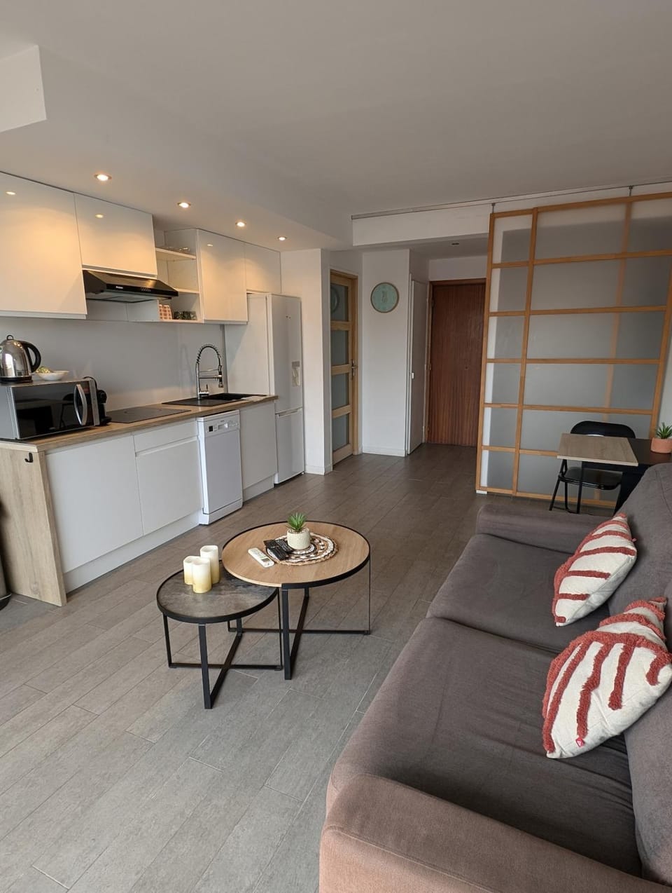 Kitchen or kitchenette, Seating area, stove