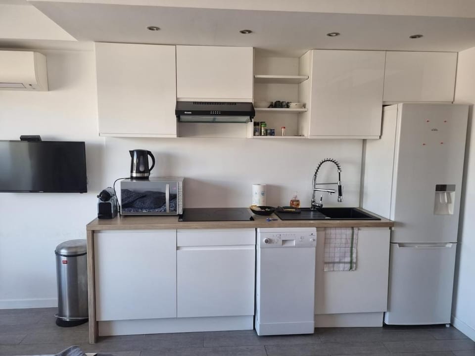 Coffee/tea facilities, Kitchen or kitchenette, stove