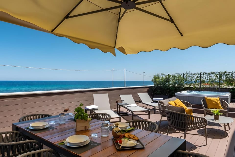 Property building, Balcony/Terrace, Living room