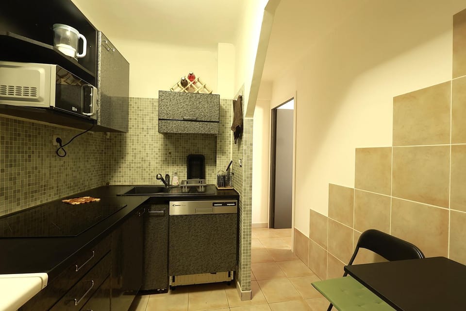 Kitchen or kitchenette, dishwasher, stove