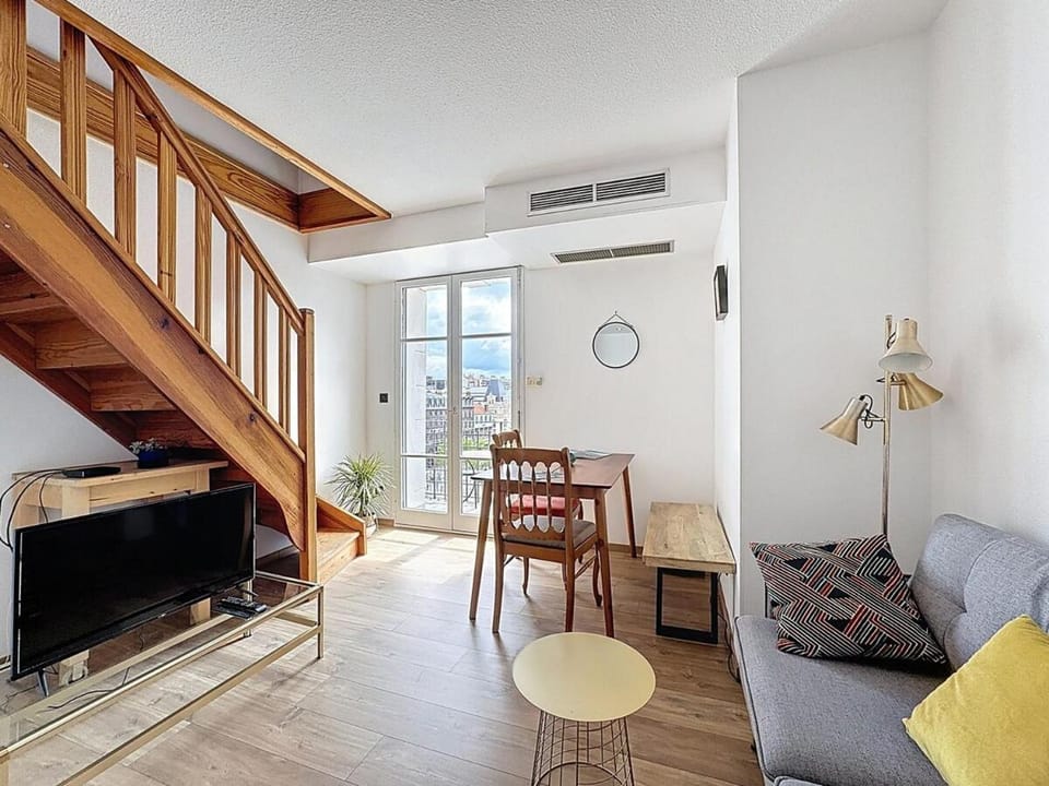 TV and multimedia, Living room, Seating area, air conditioner