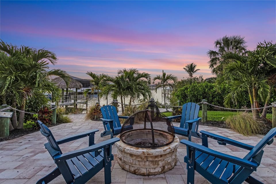 Heated Saltwater Pool & Spa with Tiki Hut - Backyard Oasis - Roelens House in Cape Coral