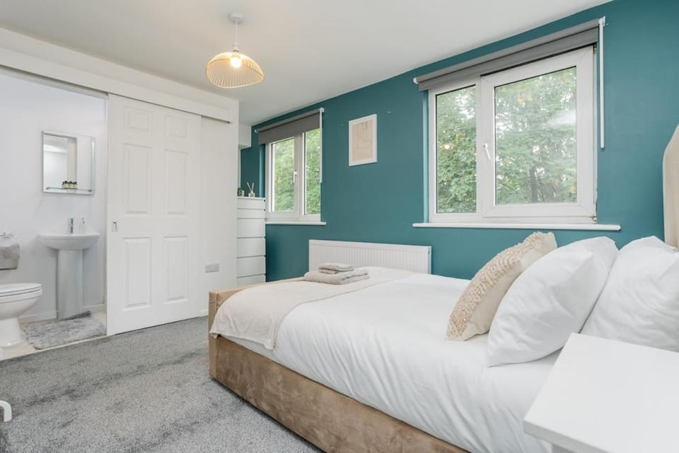 Stylish 4 bed, 4 En-suite in City Centre, Parking House in Southampton