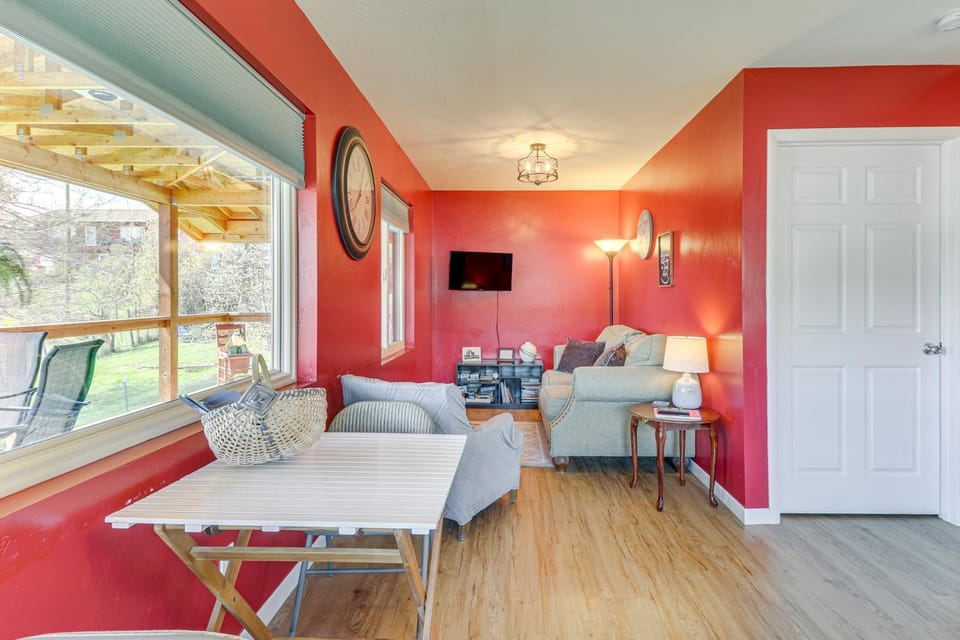 Mtn-View Eureka Apartment: Walk to Eateries! Apartment in Eureka