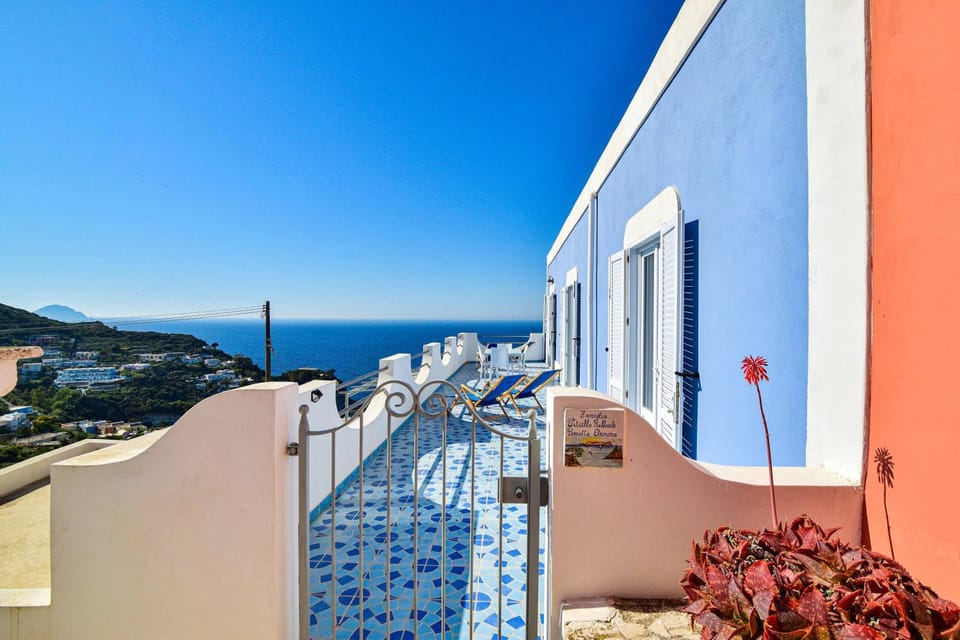 Property building, Natural landscape, Balcony/Terrace, Sea view