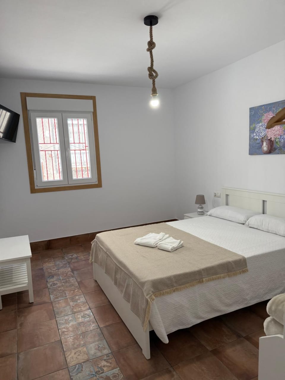 Bed, TV and multimedia, Photo of the whole room, Bedroom, towels
