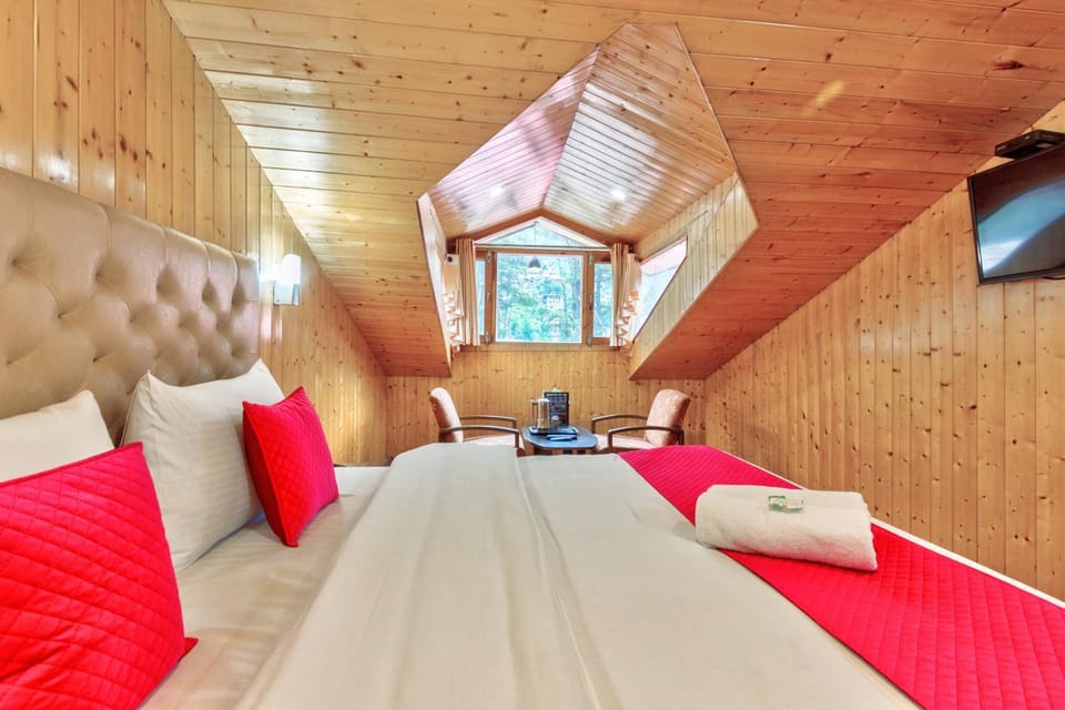 Bed, TV and multimedia, Bedroom