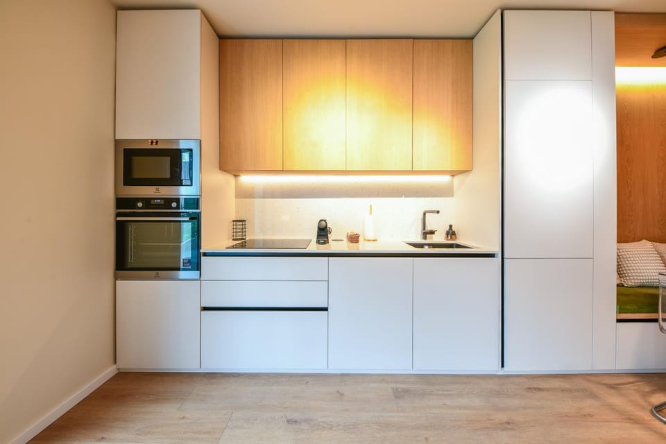 Coffee/tea facilities, Kitchen or kitchenette, oven, stove