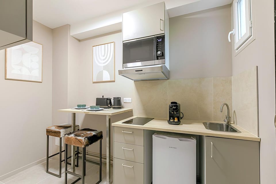 Kitchen or kitchenette, Dining area