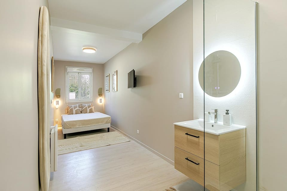Bed, Photo of the whole room