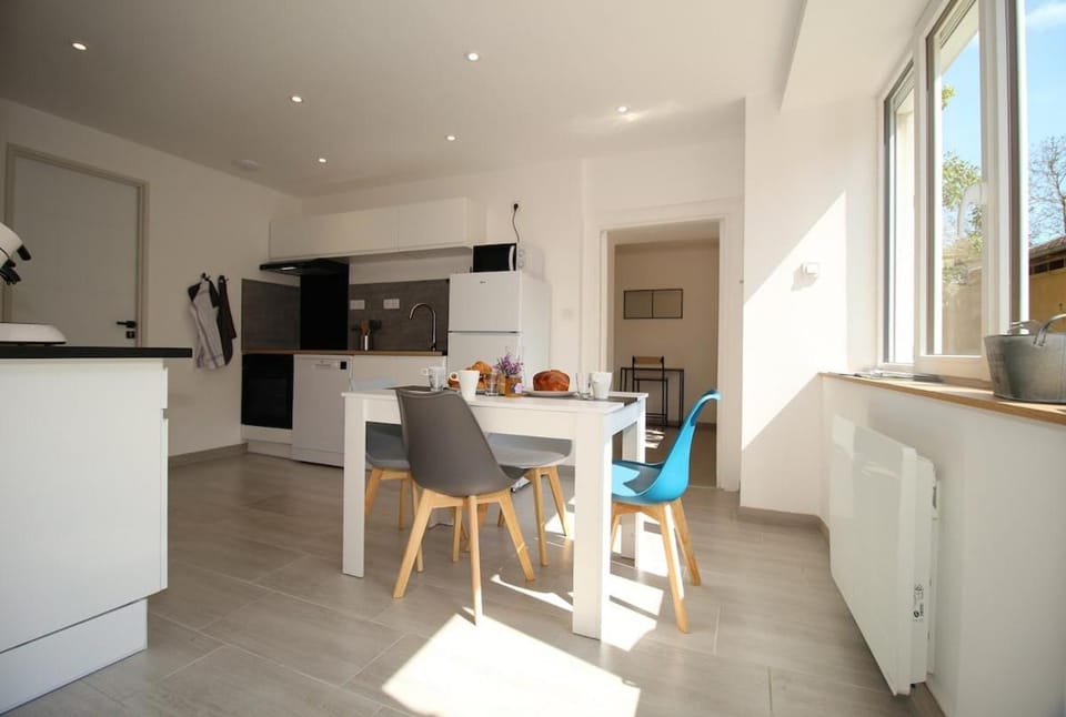 Dining area, oven, stove