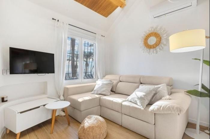 TV and multimedia, Living room, Seating area, air conditioner