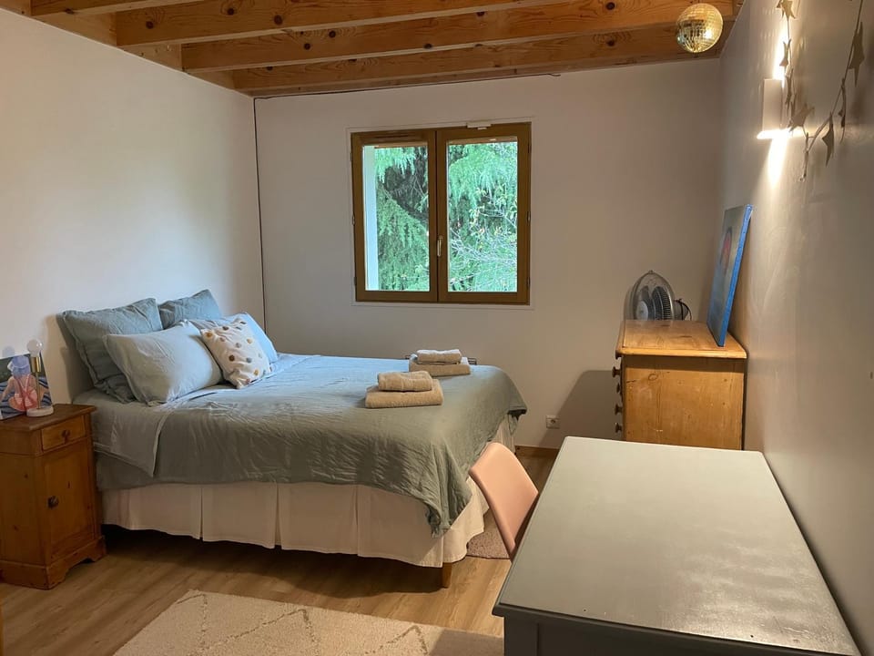 Lovely Gated Family Home, Steps to the Lake House in Menthon-Saint-Bernard