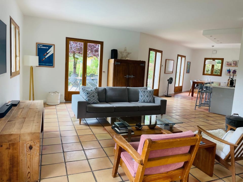 Lovely Gated Family Home, Steps to the Lake House in Menthon-Saint-Bernard