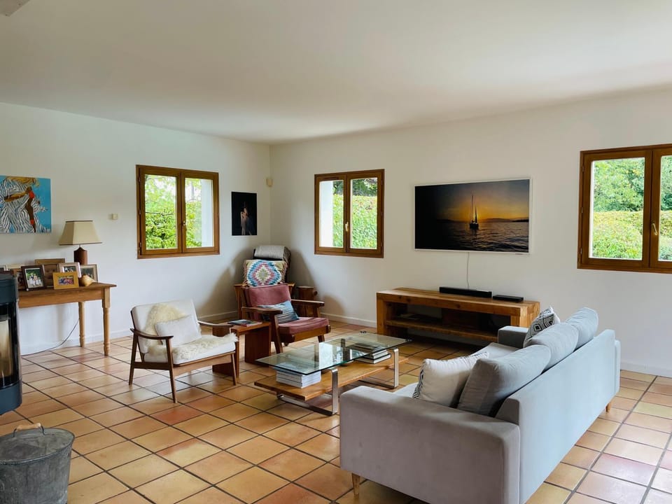 Lovely Gated Family Home, Steps to the Lake House in Menthon-Saint-Bernard