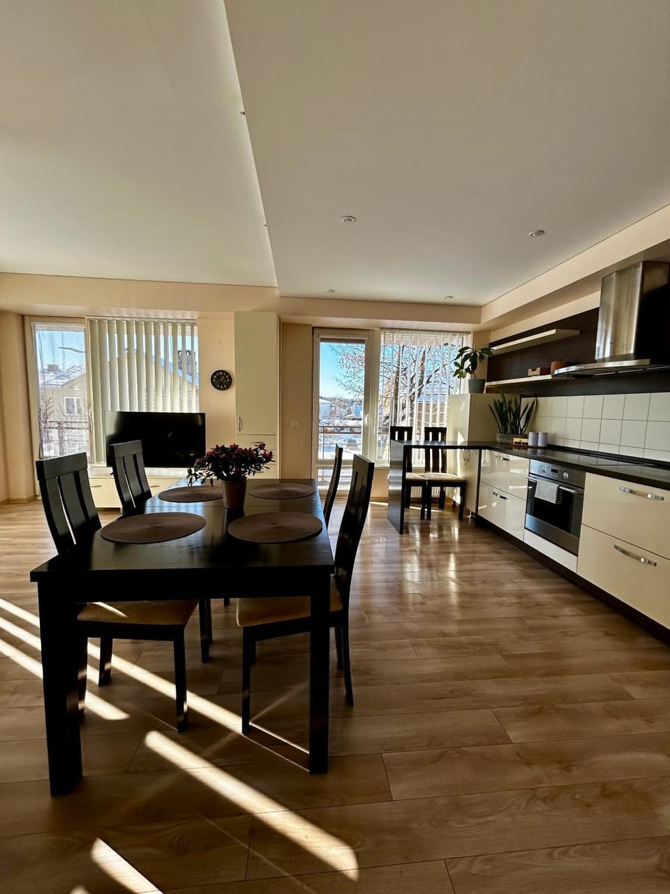 Kitchen or kitchenette, Seating area, Dining area