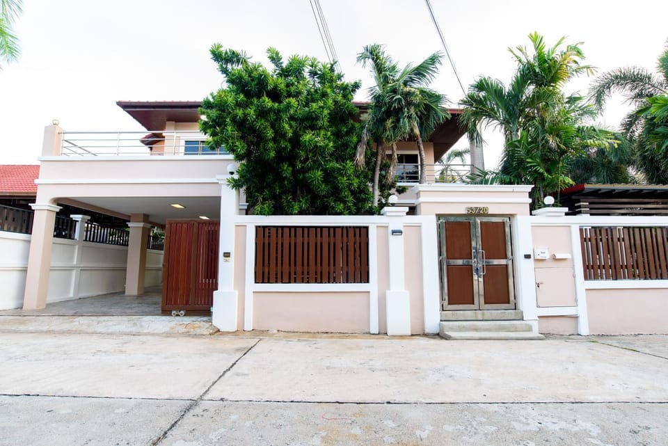 Pattaya Warm and relax Thai family home Villa in Pattaya City