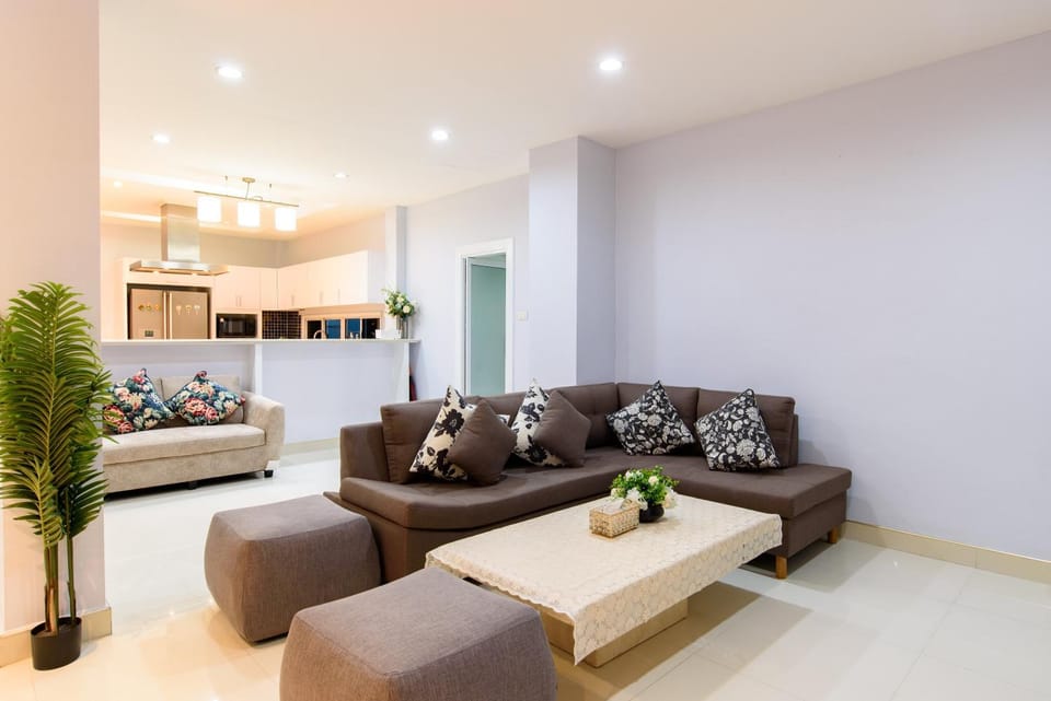 Pattaya Warm and relax Thai family home Villa in Pattaya City