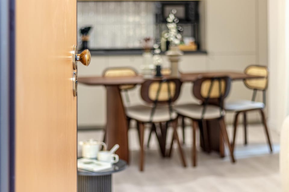 Kitchen or kitchenette, Food and drinks, Dining area, Drinks