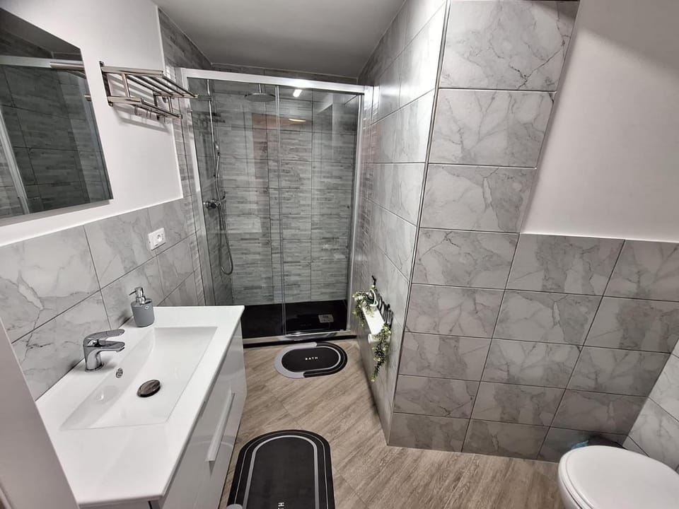 Shower, Bathroom, towels