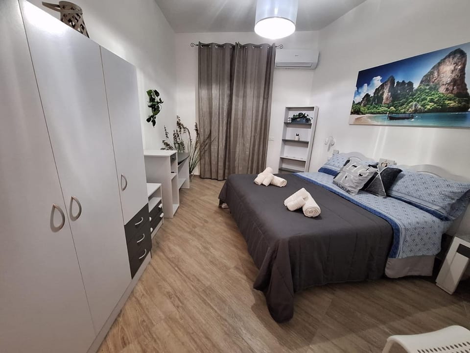 Bed, TV and multimedia, Living room, Photo of the whole room, Seating area, Bedroom, towels, wardrobe, air conditioner