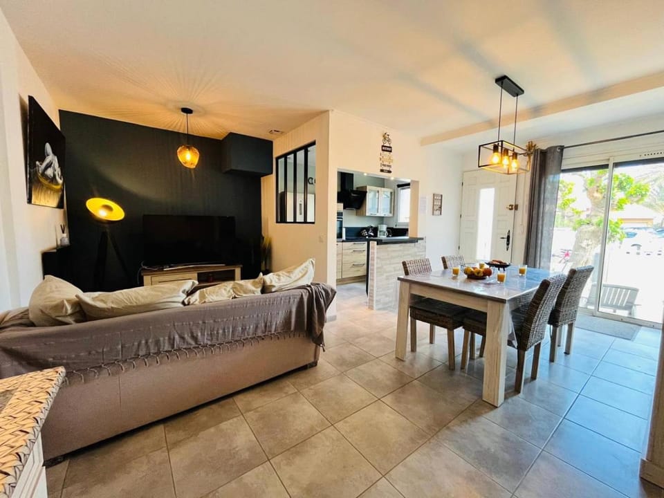TV and multimedia, Living room, Seating area, Dining area