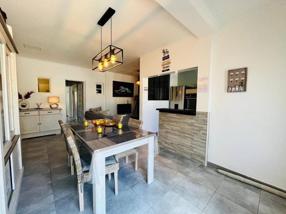 Dining area, minibar, oven