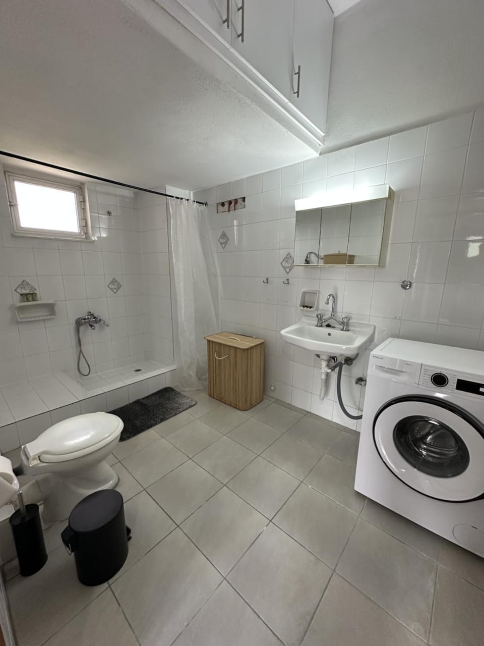 Shower, Toilet, Bathroom, towels, washing machine