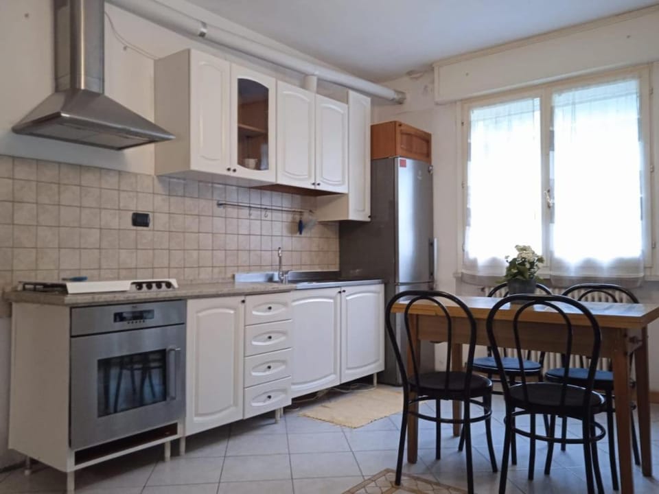 Kitchen or kitchenette, Dining area, oven
