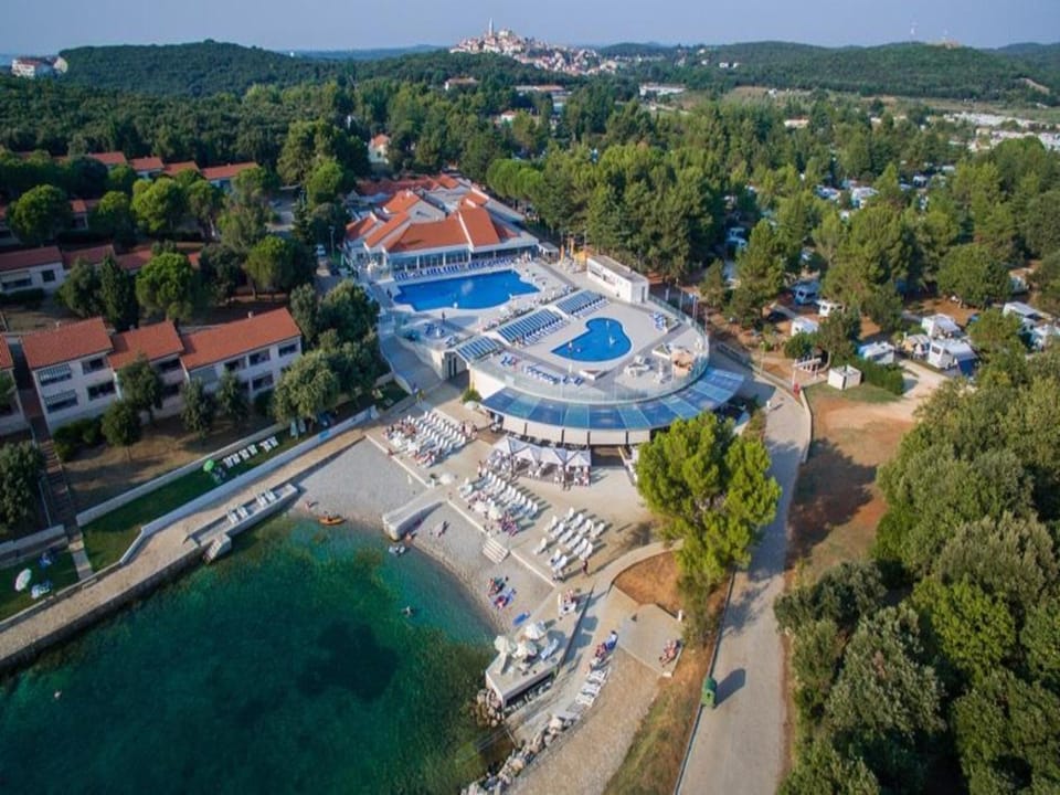 Nearby landmark, Restaurant/places to eat, Spring, Day, Neighbourhood, Beach, Area and facilities, Swimming pool, Swimming pool, Location