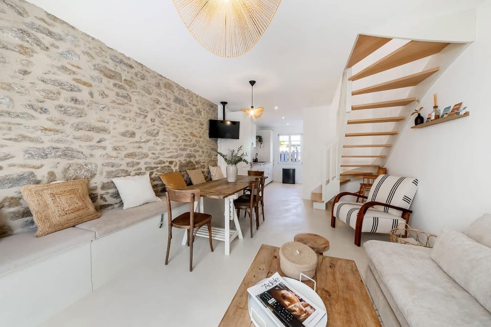 TV and multimedia, Living room, Seating area, Dining area