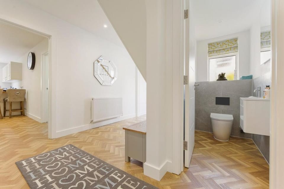 Stunning 4 Bed Home, 3 mins to Sandbanks Beaches House in Poole