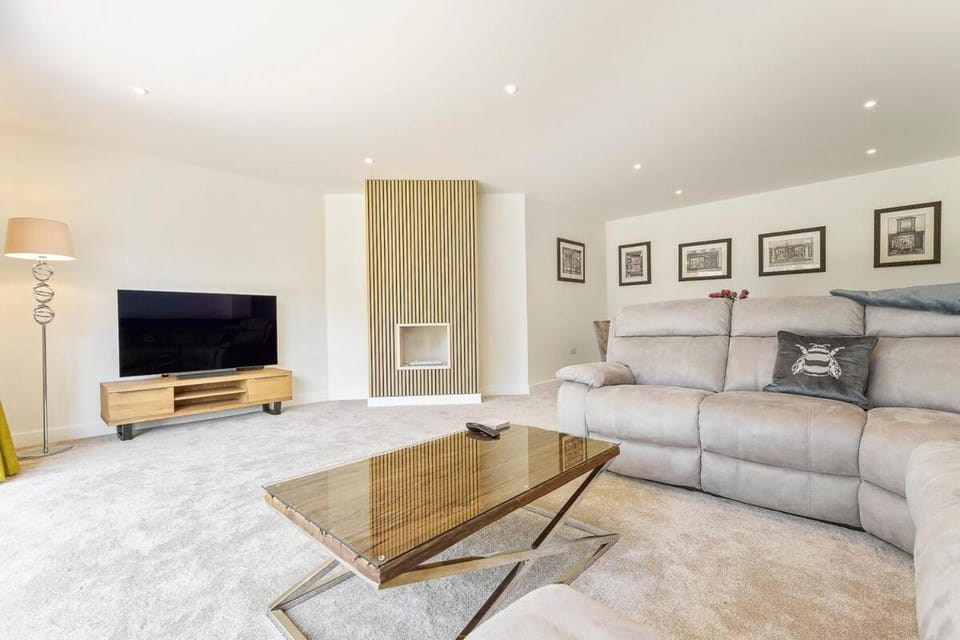 Stunning 4 Bed Home, 3 mins to Sandbanks Beaches House in Poole