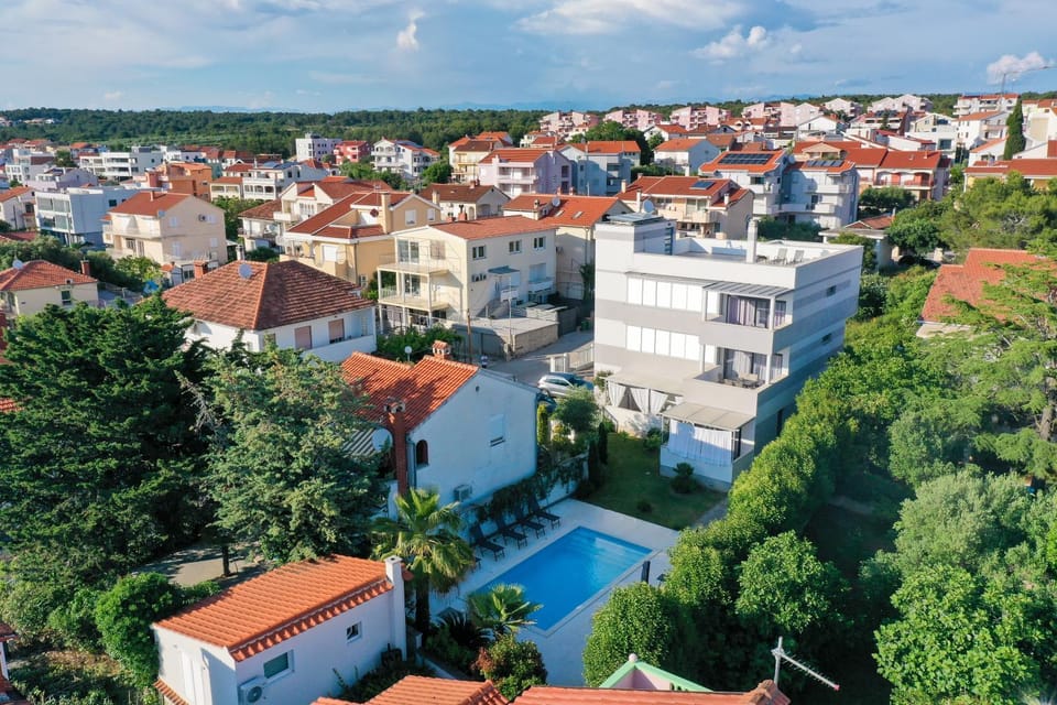 Property building, Neighbourhood, Bird's eye view, City view, Pool view