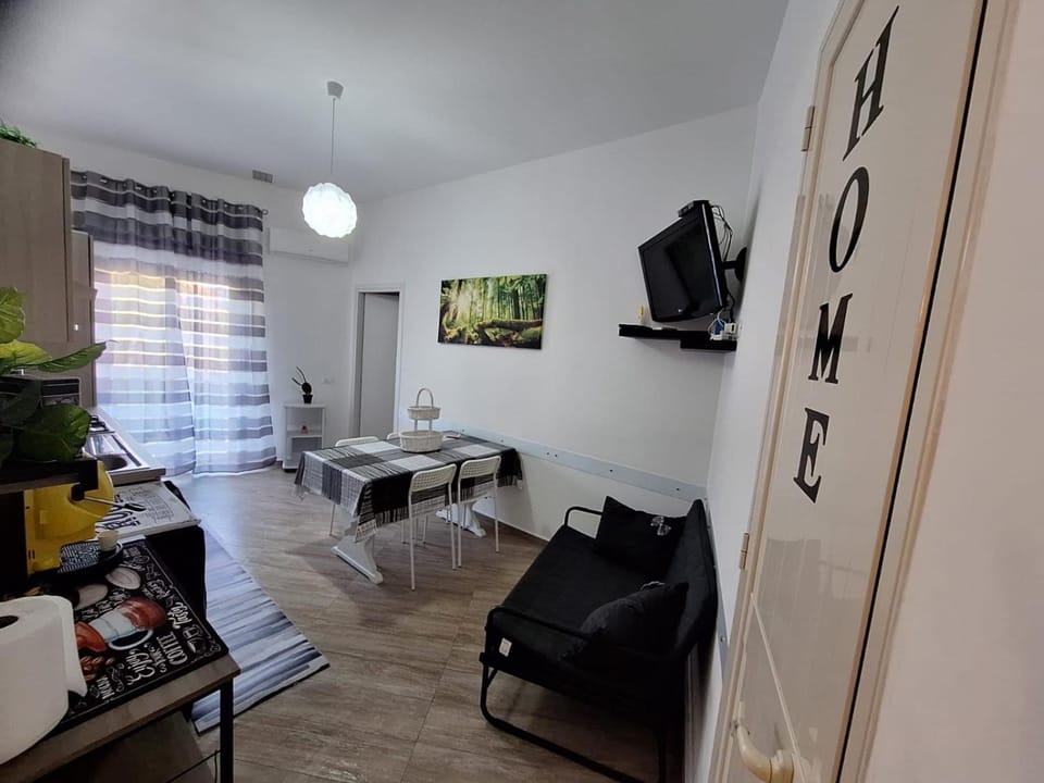 Communal lounge/ TV room, Bed, TV and multimedia, Living room, Photo of the whole room, Seating area, Dining area, Evening entertainment, Bedroom