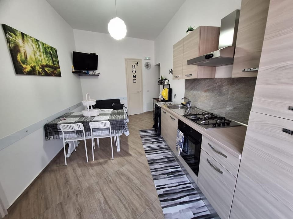 TV and multimedia, Kitchen or kitchenette, Dining area, oven, stove