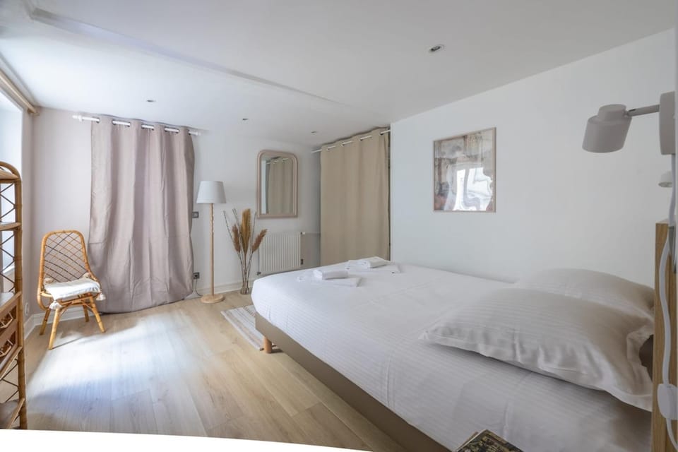 Bed, Photo of the whole room, Bedroom, towels, wardrobe