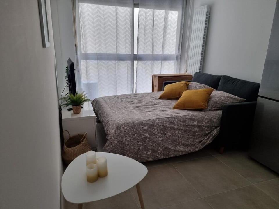 Bed, Living room